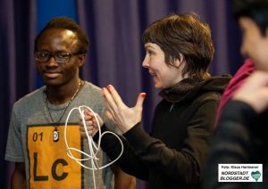 Probe für das Theaterstück "Place to be" von Labsa, das „Labor für sensorische Annehmlichkeiten“, im Depot Dortmund in der Nordstadt. Künstlerische Leitung: Lena Tempich