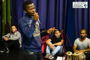 Probe für das Theaterstück "Place to be" von Labsa, das „Labor für sensorische Annehmlichkeiten“, im Depot Dortmund in der Nordstadt. Yacouba von der Elfenbeinküste singt.