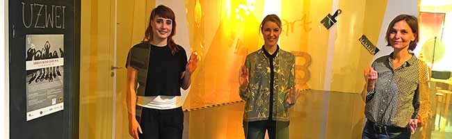 Die Szenografinnen Lena Wesholowski und Simone Wanzke mit Mechthild Eickhoff, Leiterin der UZWEI, am Eingang der Ausstellung „ArtLab“ auf der UZWEI.