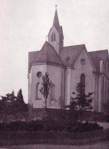 Einziges bekanntes Foto der Krimkapelle, aufgenommen von der Ecke Krim-/Mühlenstraße. Im Vordergrund die kleine Grünanlage an der Straßenecke. Der Hintergrund wurde retuschiert, weil er wohl die wenig attraktive Rückseiten von Wohnhäusern an der Kapellenstraße zeigte.