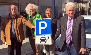 Ein neues Schild an insgesamt 18 Standorten in der City: Besitzer eines Elektroautos dürfen hier den ganzen Tag kostenlos parken. Auf der Betenstraße wurde es vorgestellt mit Ralf Stoltze und Friedhelm Fuß (BV Innenstadt-West), Tiefbauamtsleiterin Sylvia Uehlendahl, OB Ullrich Sierau. Foto: Joachim vom Brocke