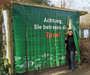 Gine Selle in ihrer Installation in den Laubengängen des Botanischen Gartens Rombergpark. Foto: Katrin Pinetzki / Stadt DO