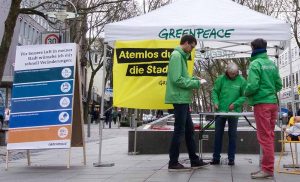 Greenpeace-Mitglieder informierten in Dortmund und 57 anderen Städten über Stickoxide.