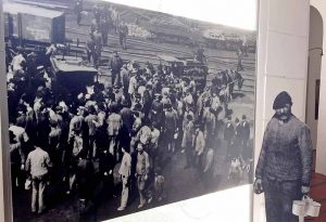 Essensausgabe bei Hoesch, vor dem heutigen Eingang des Museums. Daneben ein Arbeiter mit doppeltem Henkelmann. Foto:Joachim vom Brocke