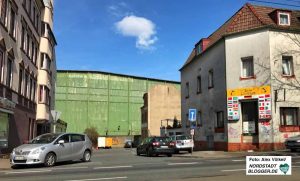 Die „Grüne Wand“ - eine vom Einsturz gefährdete Industriehalle entlang der Rheinischen Straße - könnte dann auch weg.