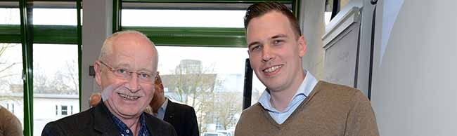 Dr. Ludwig Jörder gratuliert Dorian Marius Vornweg zur Wahl. Foto: Alex Völkel