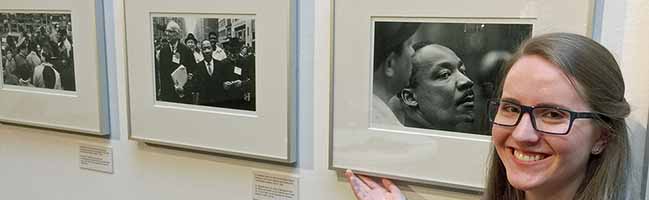 Carly Gettinger, amerikanische Praktikantin im MKK, ist Kuratorin der Ausstellung mit Bildern über Martin Luther King Jr..