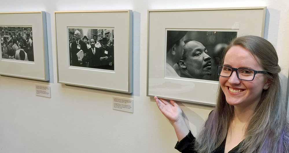 Carly Gettinger, amerikanische Praktikantin im MKK, ist Kuratorin der Ausstellung mit Bildern über Martin Luther King Jr..
