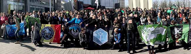 Gut 1200 Ingress-Spieler sind zum Mission Day nach Dortmund gekommen. Durch T-Shirts, Fahnen und Anstecker zeigen sie ihre Zugehörigkeit zu einem der beiden Spielerteams (blau oder grün). Foto: Marcus Wegerhoff/ DT