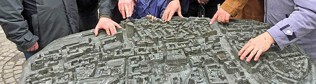 Ein kleiner Ausschnitt aus dem Bronzerelief. Es zeigt die City im Maßstab 1:800. Das Modell ist 1 Meter mal 1,50 Meter groß.