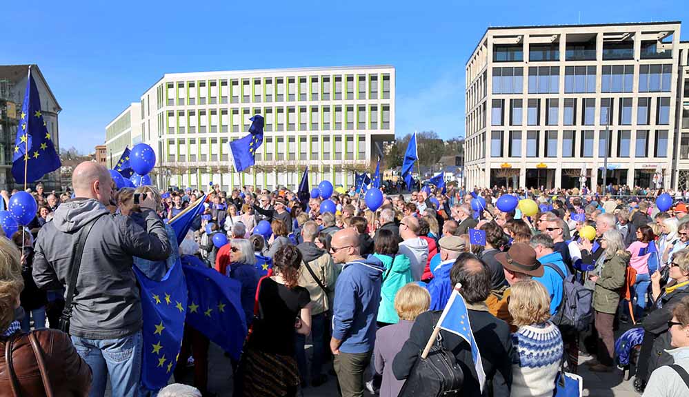Mehr als 500 Menschen folgten dem Aufruf der „Pulse of Europe“-Bewegung und demonstrierten für ein geeintes Europa und seine Ideen.