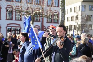 Zum Abschluss der Kundgebung sangen die Teilnehmer gemeinsam die Europahymne „Ode an die Freude“ - begleitet von einem Violinisten aus dem Publikum. Fotos: Stefan Grundmann