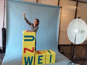  Mechthild Eickhoff, Leiterin der UZWEI, macht ein Selfie in der Instagram-Kunststation. Fotos: Katrin Pinetzki