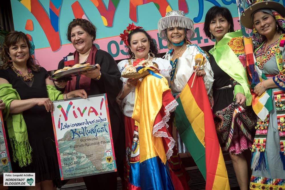 Die Macherinnen des Viva-Kulturfestes mit den OrganisatorInnen des DKH. Foto: Leopold Achilles