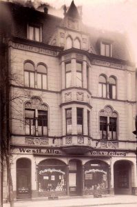 Das Haus Kielstraße 5 in der zweiten Hälfte der 1920er Jahre. Über den Schaufenstern ist der Schriftzug „Westf. Allg. Volks-Zeitung“ zu lesen, unter der Dachrinne – rechts und links vom Erker – dagegen noch der Titel „Arbeiter-Zeitung“. (Sammlung Klaus Winter)