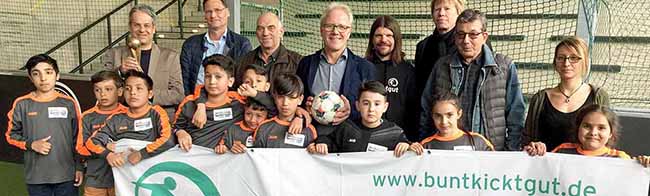 Den Pokal, den Manuel Neukirchner (links) in der Hand hat, war beim Nachwuchsteam von Real Nordstadt gefragt. Die jungen Kicker nehmen am Turnier um den DORTBUNT!-Pokal teil. Fotos: Joachim vom Brocke