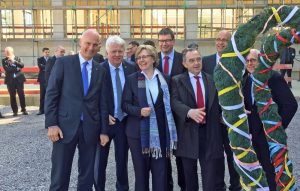 Freude beim Richtfest der Bundesbank-Niederlassung an der B 1. Von links: Vorstand Carl-Ludwig Thiele, OB Ullrich Sierau, Bundesbank-NRW-Präsidentin Margarete Müller, NRW-Finanzminister Dr. Norbert Walter-Borjans. Durch den Richtkranz blickt Bernhard Busch vom Architektenteam agn. Fotos: Joachim vom Brocke