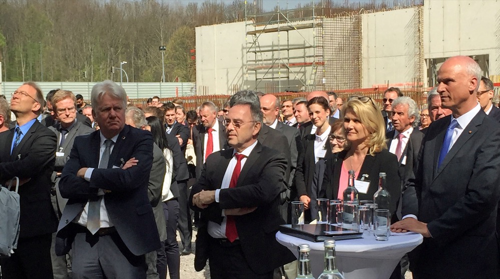Viele Gäste verfolgten an der B 1 das Richtfest der Bundesbank-Niederlassung.