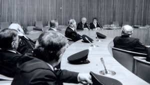 Gerda Kieninger mit NRW-Ministerpräsident Johannes Rau und Besuch aus Dortmund im Landtag. Foto: privat