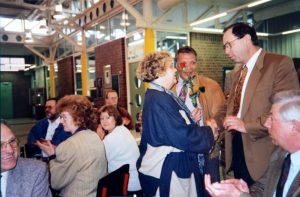 Blumen für Gerda Kieninger nach der Nominierung für die Wahl 1995. Foto: privat