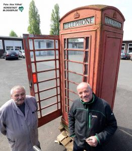 Volker Bach und Thomas Grüner haben die Telefonzelle in Empfang genommen.