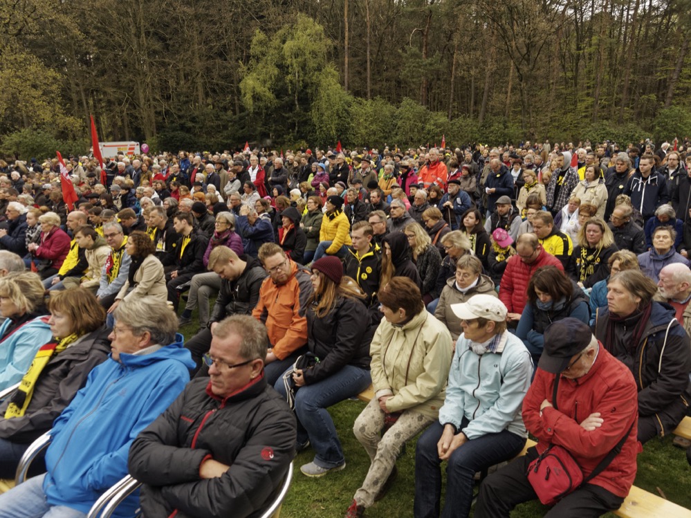 Gut besucht war das Karfreitagsgedenken in der Bittermark. Fotos: Roland Klecker/ dofoto.de