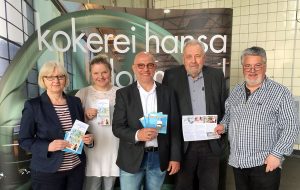 Stellten das neue Kinderprogramm auf Kokerei Hansa vor: Dr. Marita Pfeiffer (Stiftung Industriedenkmalpflege), Museumspädagogin Sabine Sonnentag, Frank Führer (Bezirksverwaltung Huckarde), Harald Hudy (Bezirksbürgermeister) und Gerhard Hendler. Foto: Joachim vom Brocke   