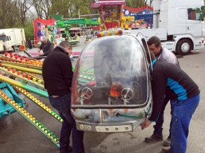 Letzte Vorbereitungen für die Osterkirmes am Fredenbaum.