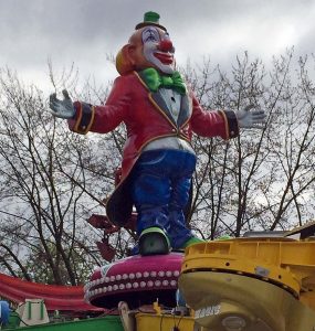 Ein Clown thront über dem Karussell.