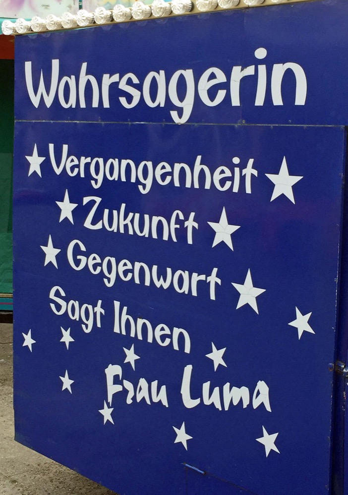 Wahrsagerin Frau Luma sagt Vergangenheit und Zukunft voraus.