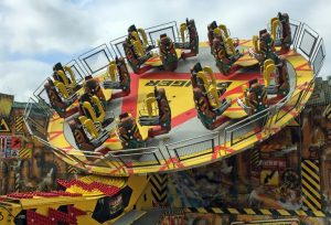 Nervenkitzel auf High Impress, dem Showkarussell - neu auf der Osterkirmes und meist auf den ganz großen Plätzen unterwegs. Viele verschiedene Bewegungen gehen ineinander über.