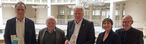 Vier Tage treffen sich rund 200 SchriftstellerInnen zur PEN-Jahrestagung in Dortmund. Foto von links: Präsident Josef Haslinger, Heinrich Peuckmann, OB Ullrich Sierau, Geschäftsführerin Claudia C. Krauße, Kurt Eichler, Geschäftsführer Dortmunder Kulturbetriebe. Foto: Joachim vom Brocke