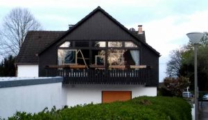 An einem Haus gingen durch die Explosionen Scheiben zu Bruch. Verletzt wurde hier zum Glück niemand.