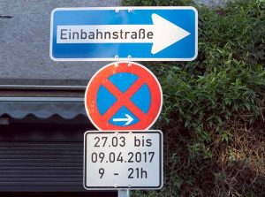 Um Verkehrsbehinderungen zu reduzieren, gelten zwei Wochen lang Halteverbote und eine Einbahnstraßenregelung. Fotos: Leopold Achilles