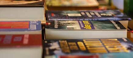 Die Caritas sucht ab sofort Bücher und Schallplatten als Spende für den guten Zweck.