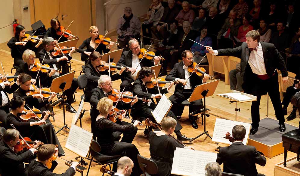 Mahlers 8. Sinfonie mit 330 Mitwirkenden bringt GMD Gabriel Felz und seine Musiker auf Bühne.