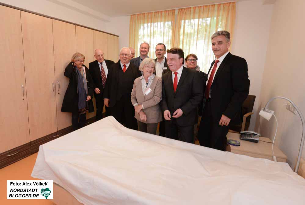 Auch ein Zimmer sahen sich die Gäste bei der Eröffnung an.