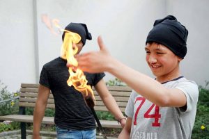 Kinder aus dem Projekt „Klarkommen“ eine Feuershow einstudiert