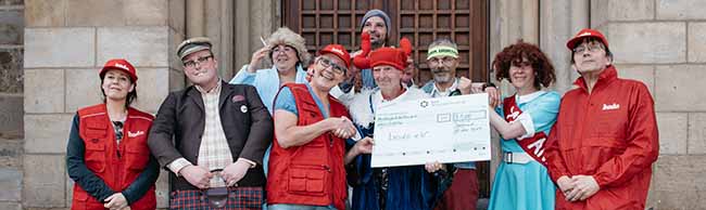 Foto 1, v.l.: „AWO-Oppa“ Benjamin, „Bandscheibe“ Lacramiora, „Präsi“ Harald, „Steiger“ Goran, „Immi“ Günter und Steffi als „Miss Annen“ mit Sandra Schmitz, Franziska Mense-Moritz und Martin Kaysh aus dem Geierabend-Ensemble. Foto: Daniel Sadrowski/ Bodo