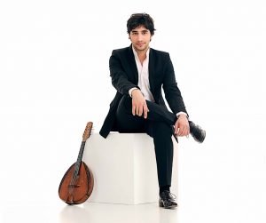 Der israelische Weltmusiker Avi Avital stellt seine ganze musikalische Bandbreite als Mandolinist vor. Foto: Uwe Arens