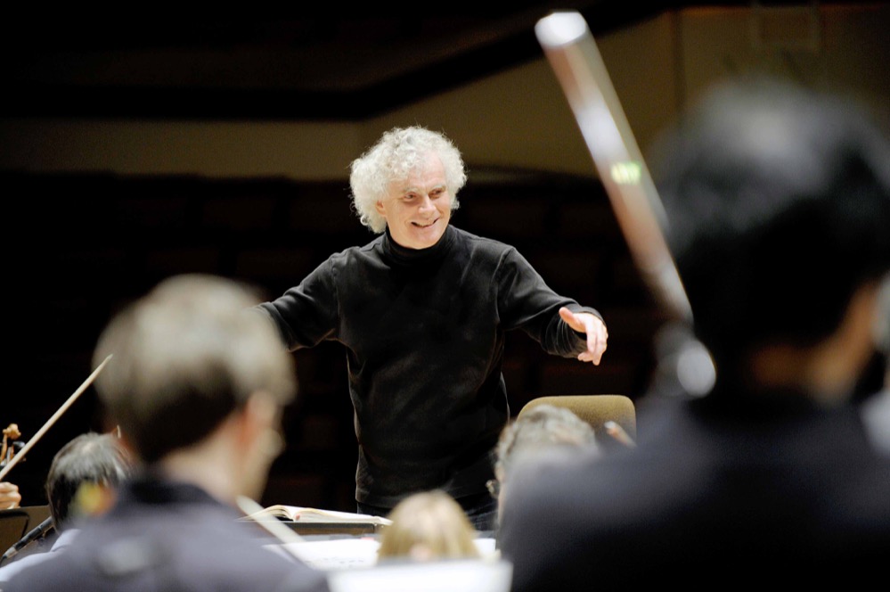 Sir Simon Rattle gibt im Konzerthaus Dortmund wieder ein Gastspiel. Foto: Monika Ritterhaus/Emi-Classics