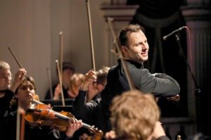 Publikumsliebling Teodor Currentzis führt die Opern „La clemenza di Tito“ und „La bohème“ konzertant auf. Foto: Anton-Zavjyalov