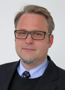 Kristian Kersting ist Professor für Data Mining. Er lehrte und forschte am MIT (USA), in Sankt Augustin, Bonn und an der TU Dortmund.