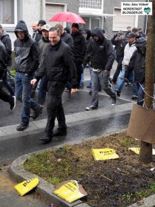 Etwa 240 Neonazis zogen bei strömenden Regen durch Lütgendortmund.