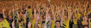 Zehntausende Menschen schauten in der City das BVB-Pokalfinale. Foto: Roland Klecker