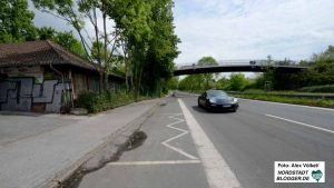 Südlich der Brackeler Straße ist ein Parkplatz, der künftig in privater Hand ist. Über die Brücke ist das Bad erreichbar.