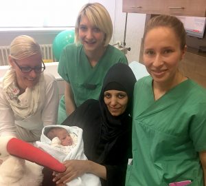 Ersthelferin Beate Madaus (li.) - mit Hebamme und Ärztin - kam der Mutter Nesrine Al-Amin als Erste zur Hilfe.