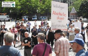 Die Dortmunder Flüchtlingspaten hatten zur der Kundgebung vor dem Rathaus aufgerufen.