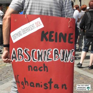 Die Dortmunder Flüchtlingspaten hatten zur der Kundgebung vor dem Rathaus aufgerufen.