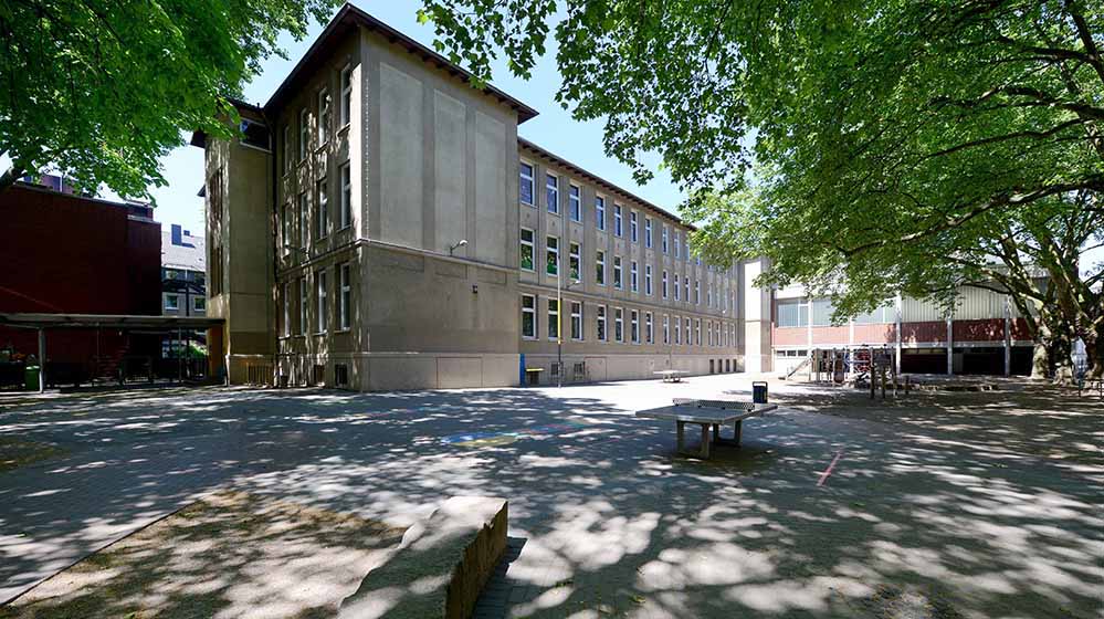 Der Schulstandort wird gemeinsam von der Liebig- und der Peter-Vischer-Grundschule genutzt.